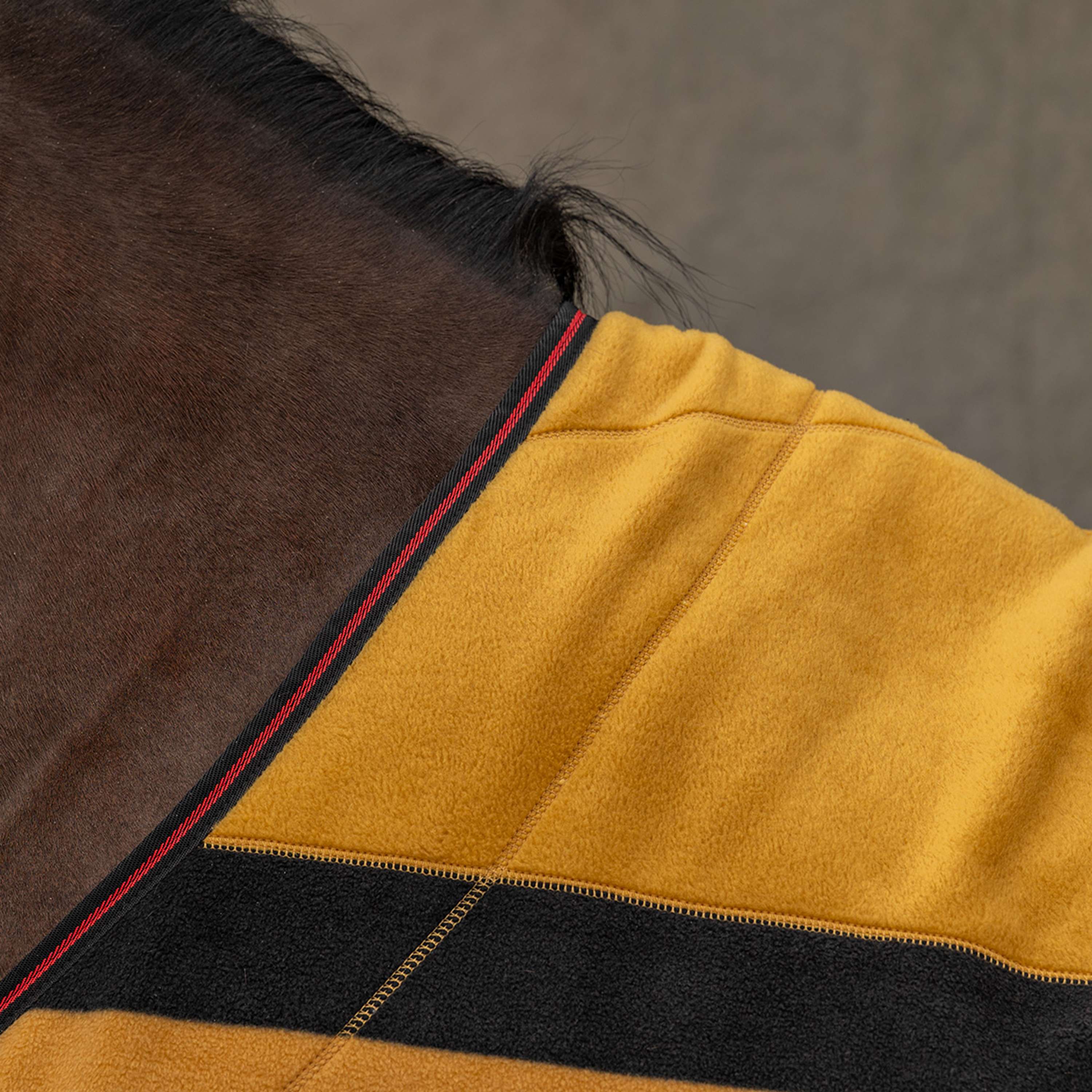 Velder Horsewear Premium Deluxe Fleece Cooler Rug Noir/Jaune - Image 5