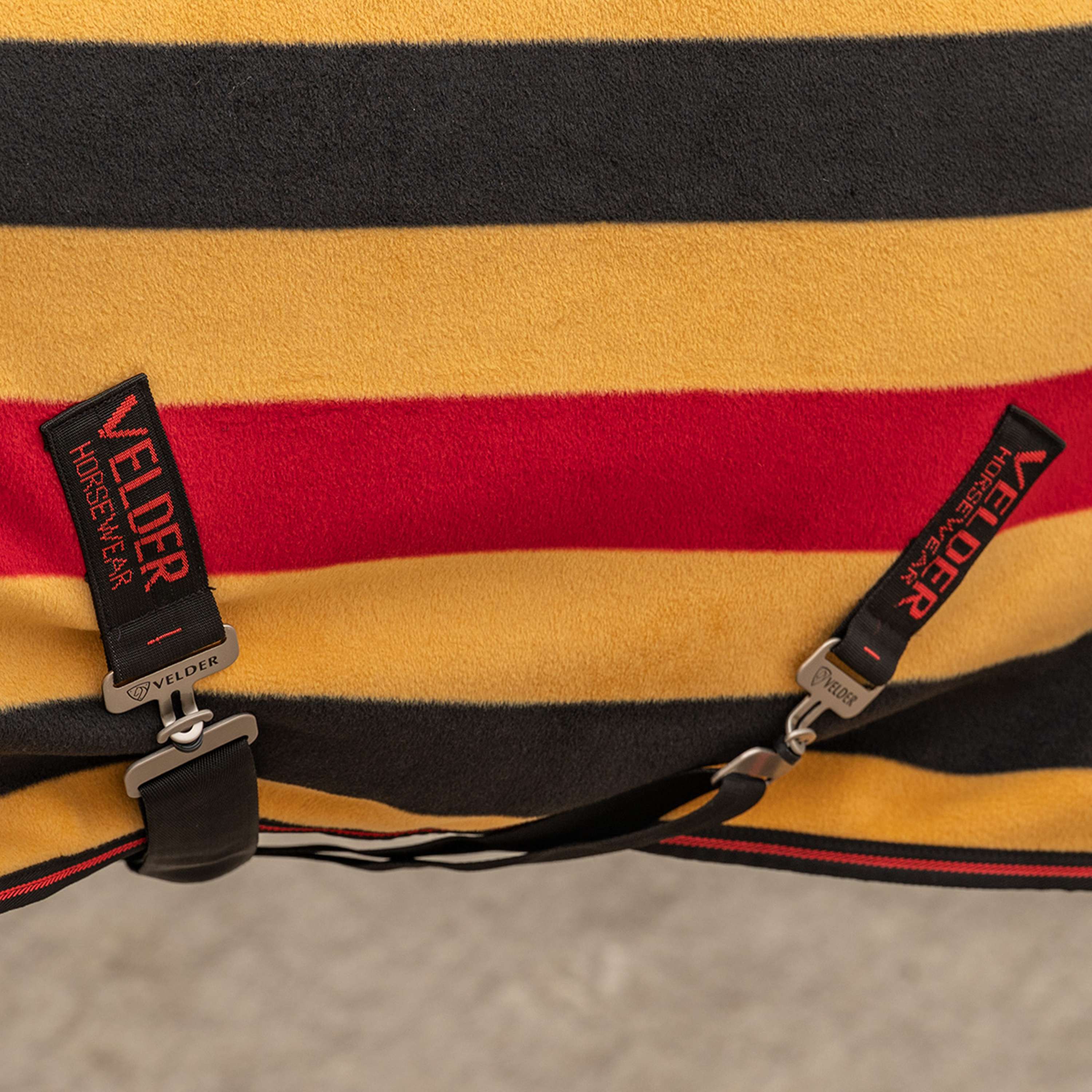 Velder Horsewear Premium Deluxe Fleece Cooler Rug Noir/Jaune - Image 7